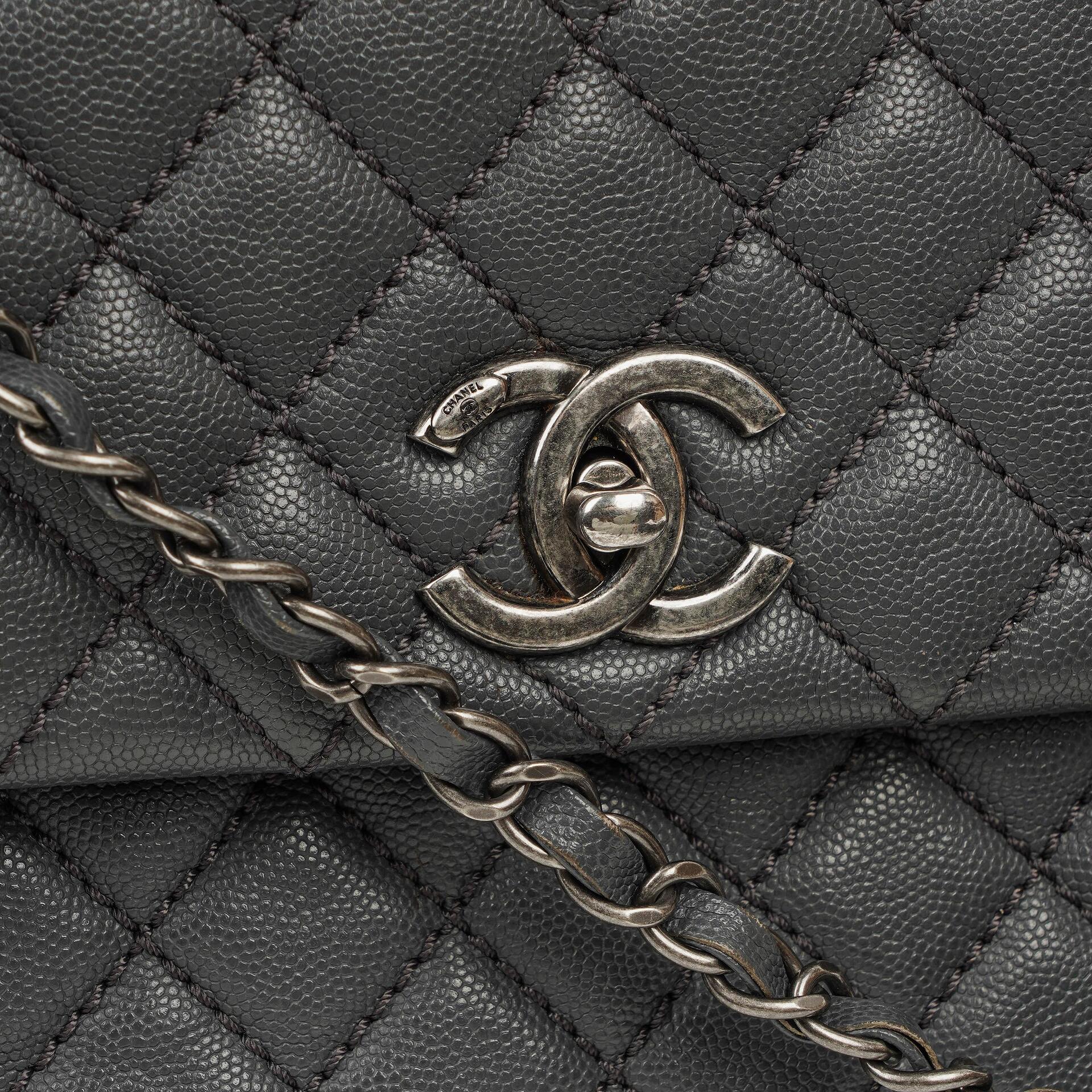 Chanel Medium Coco Handle Henkeltasche aus grauem gestepptem Caviar Leder