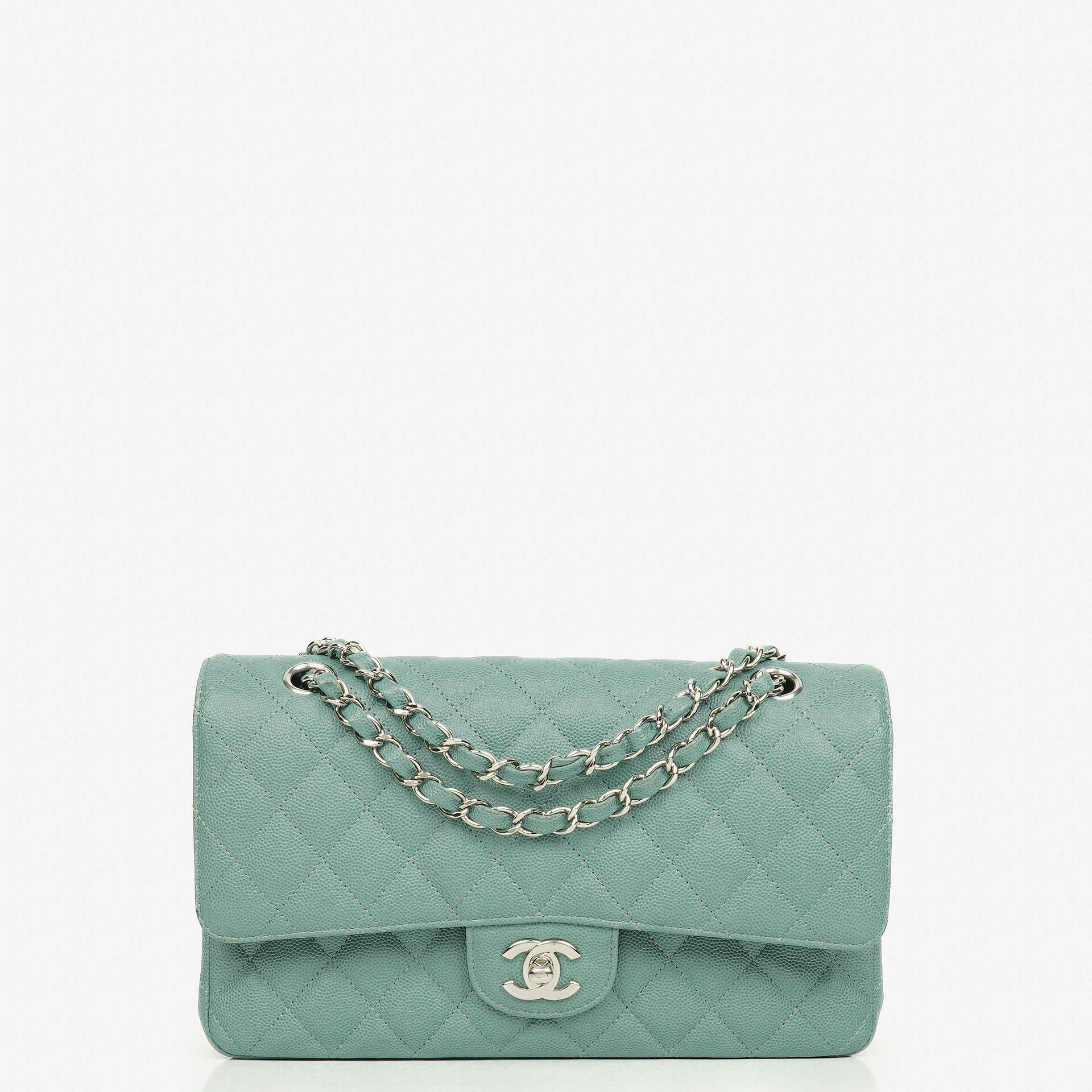 Chanel Medium Double Flap Tasche aus gestepptem Kaviarleder mit silberfarbenen Beschlägen