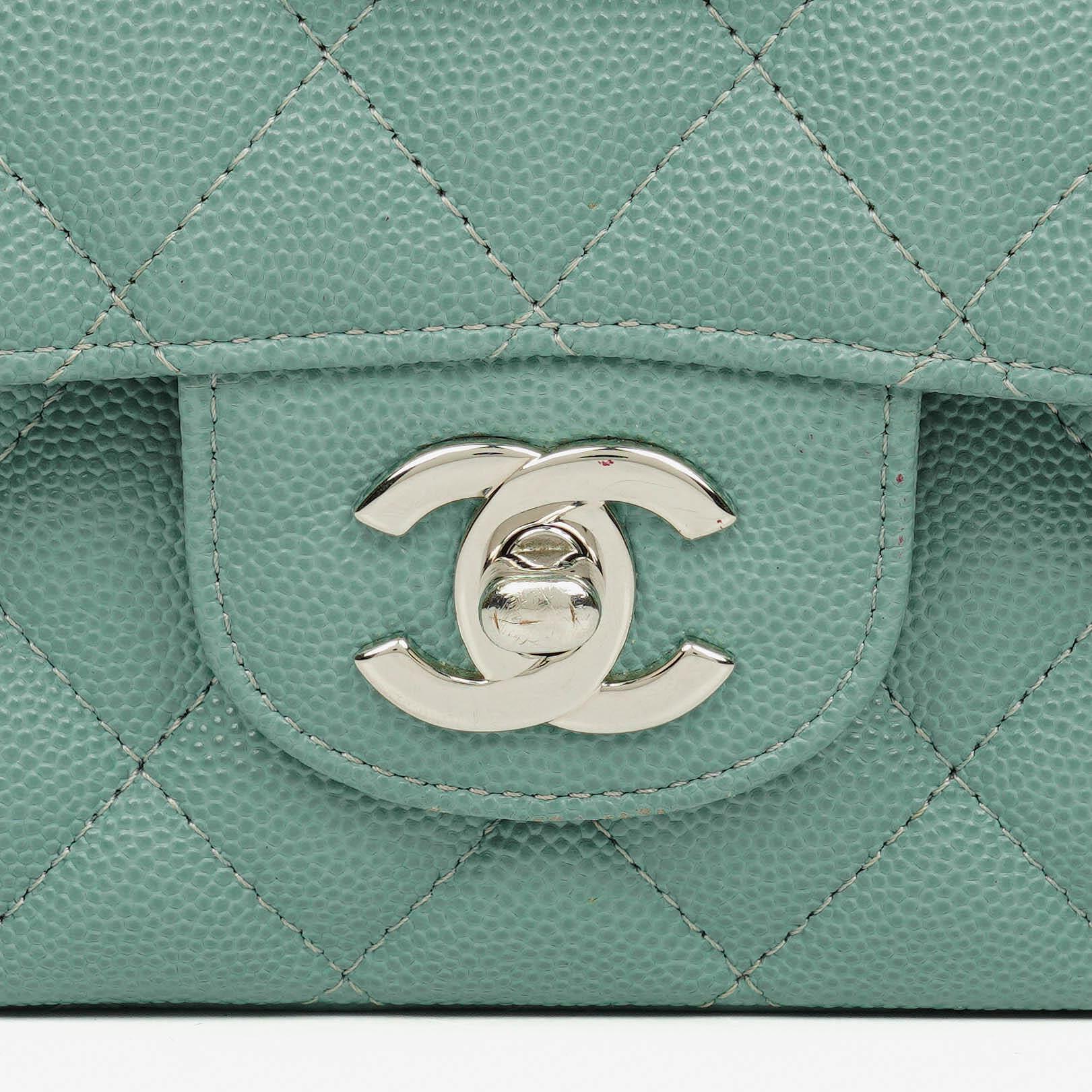Chanel Medium Double Flap Tasche aus gestepptem Kaviarleder mit silberfarbenen Beschlägen