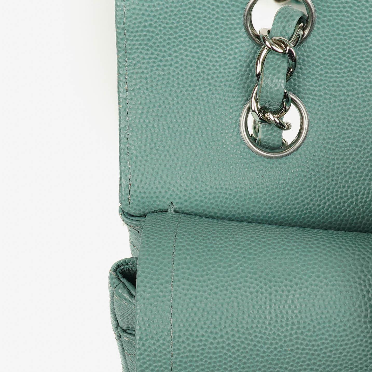 Chanel Medium Double Flap Tasche aus gestepptem Kaviarleder mit silberfarbenen Beschlägen