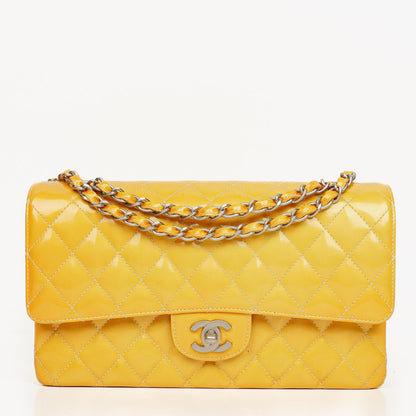 Chanel Mittelgroße Doppelklappe Tasche Gestepptes Lackleder mit silberfarbenen Beschlägen