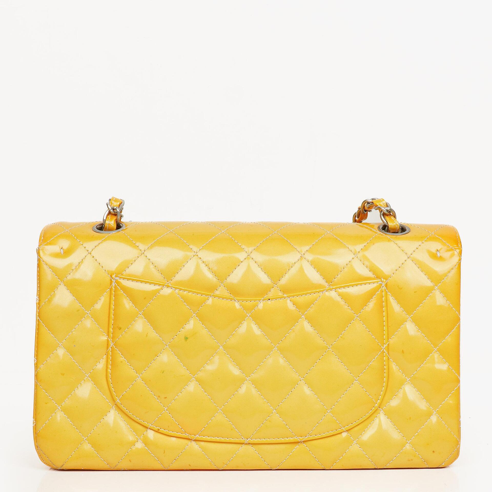 Chanel Mittelgroße Doppelklappe Tasche Gestepptes Lackleder mit silberfarbenen Beschlägen
