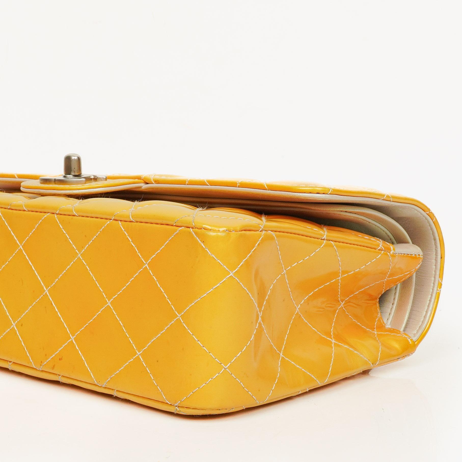 Chanel Mittelgroße Doppelklappe Tasche Gestepptes Lackleder mit silberfarbenen Beschlägen