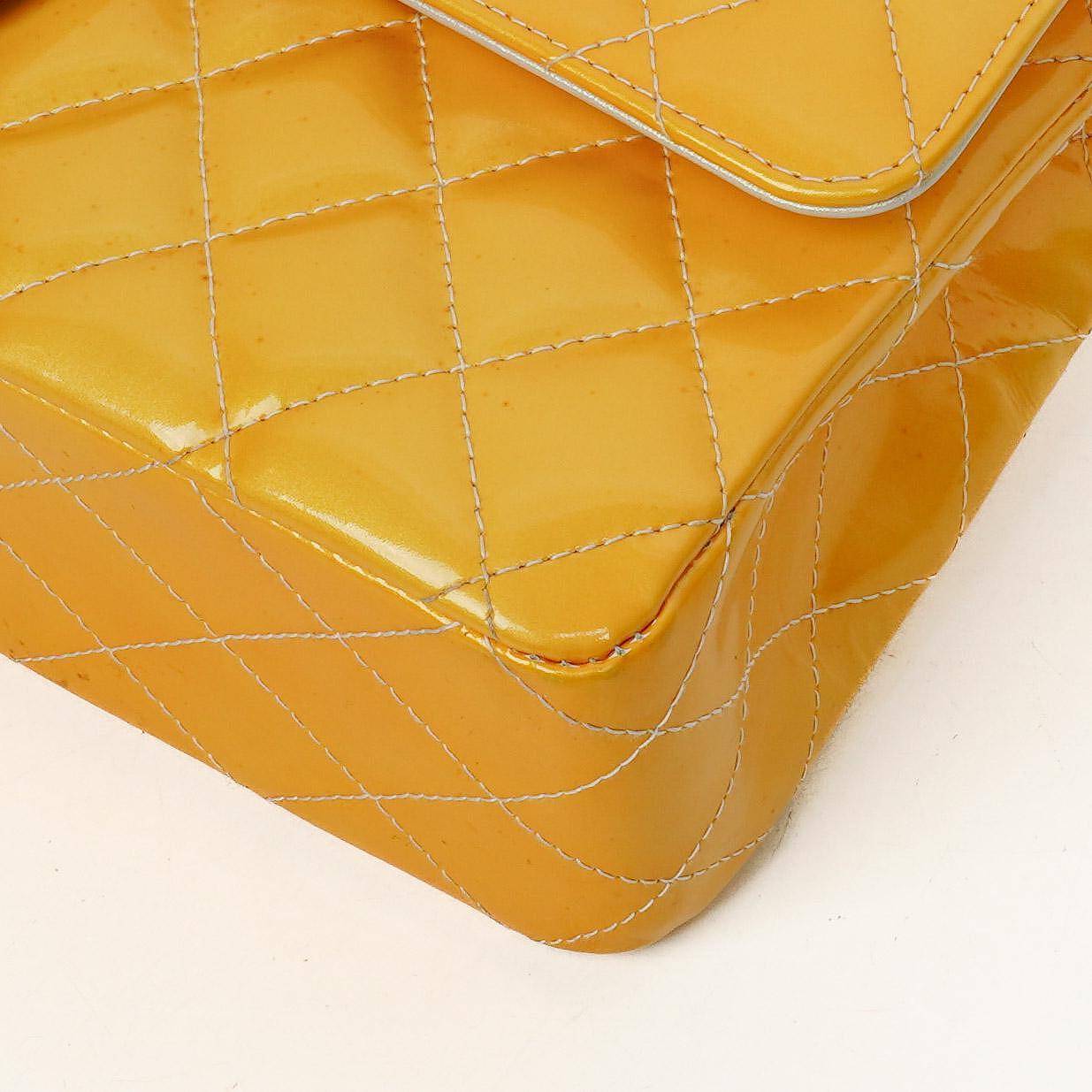 Chanel Mittelgroße Doppelklappe Tasche Gestepptes Lackleder mit silberfarbenen Beschlägen