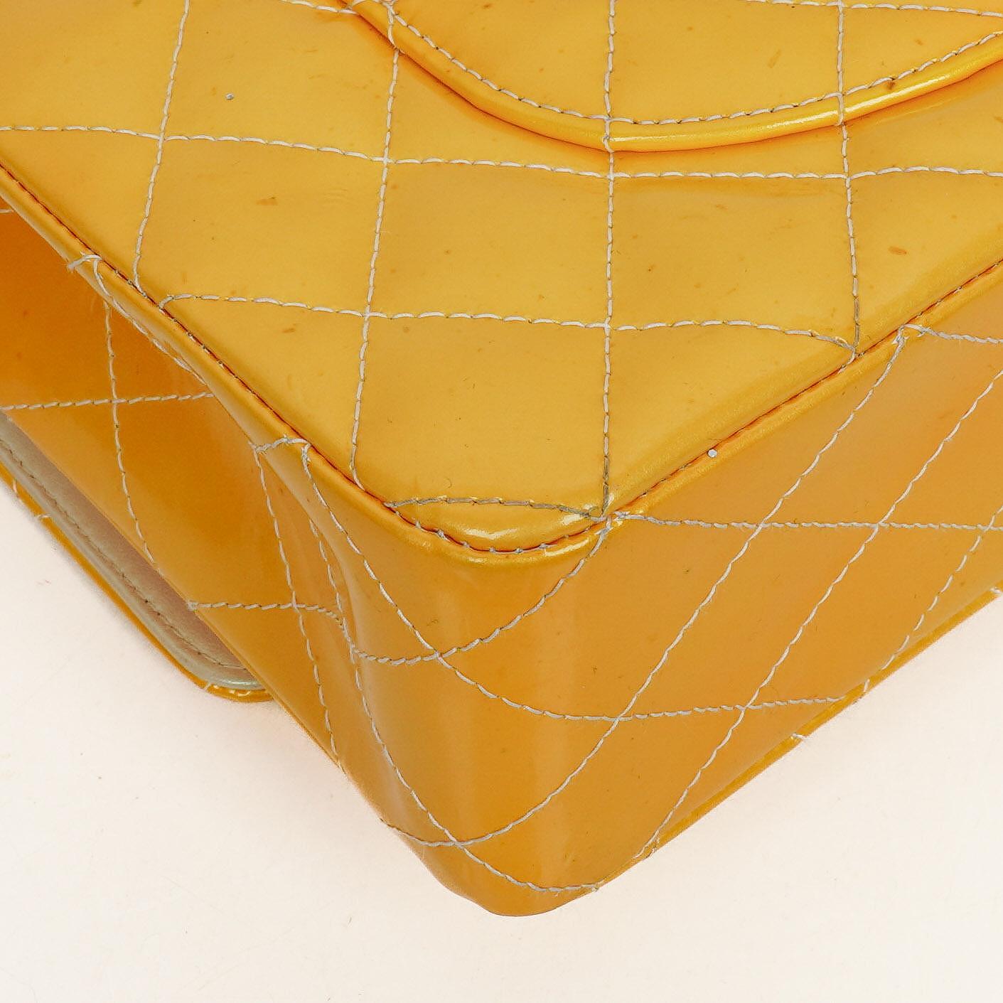 Chanel Mittelgroße Doppelklappe Tasche Gestepptes Lackleder mit silberfarbenen Beschlägen