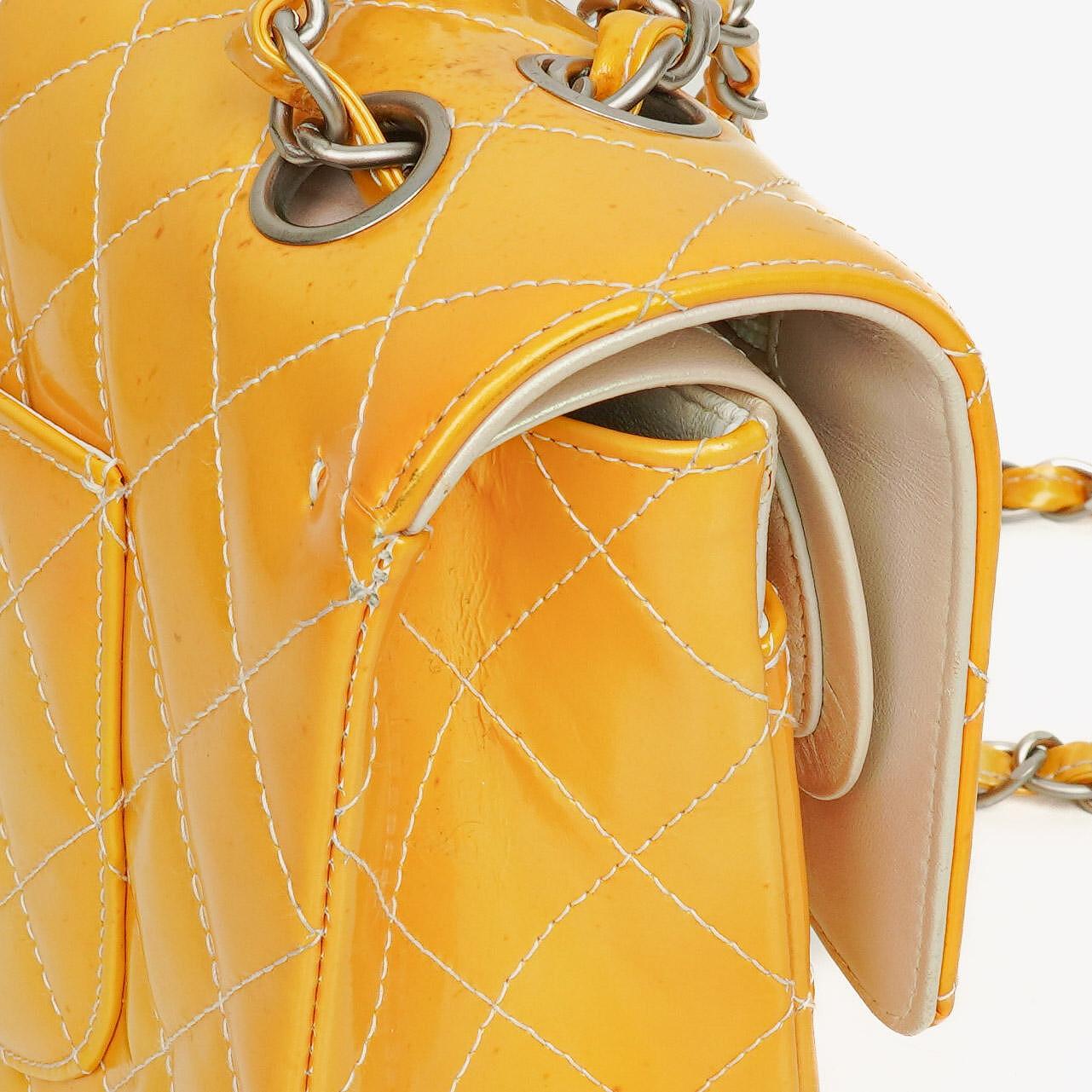 Chanel Mittelgroße Doppelklappe Tasche Gestepptes Lackleder mit silberfarbenen Beschlägen