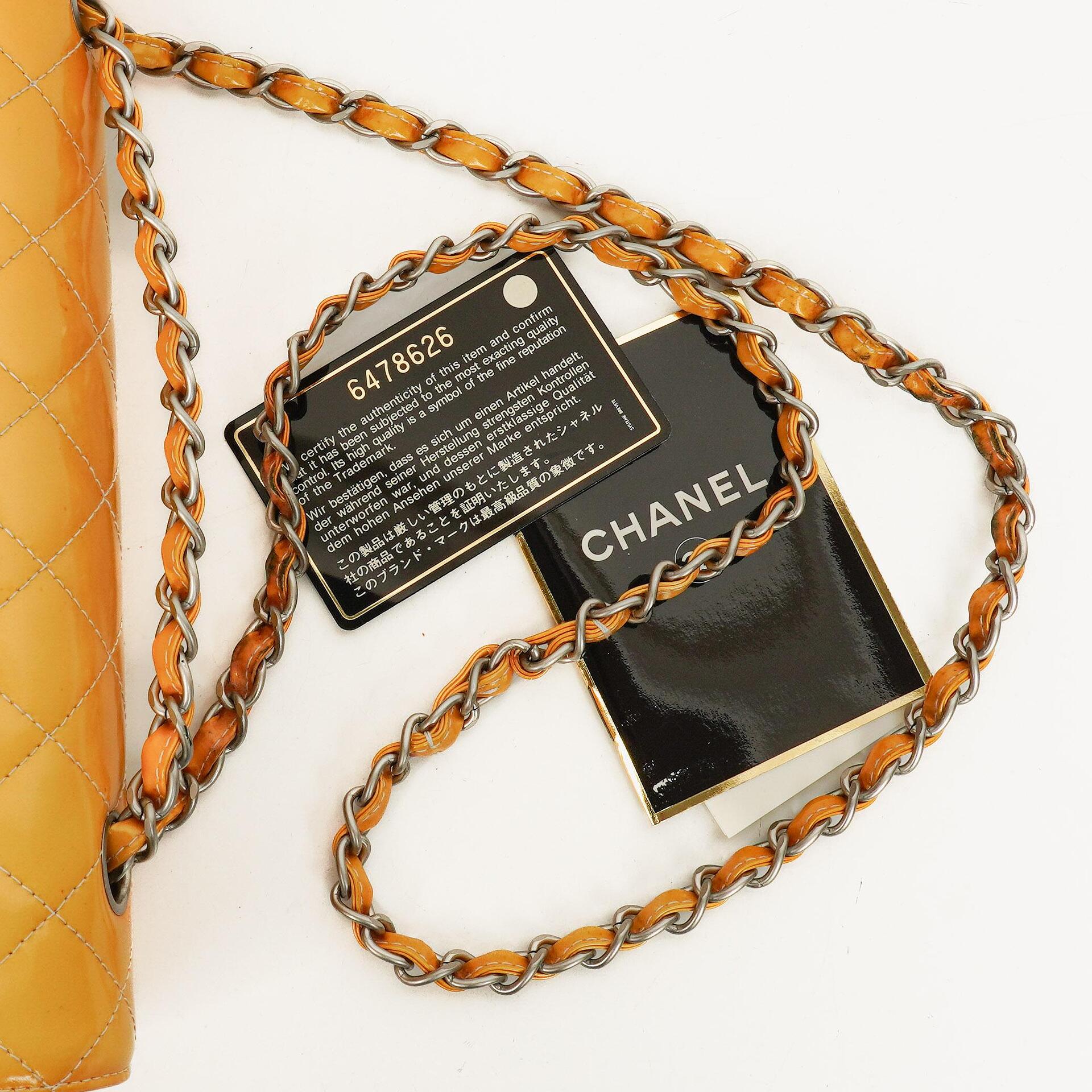 Chanel Mittelgroße Doppelklappe Tasche Gestepptes Lackleder mit silberfarbenen Beschlägen