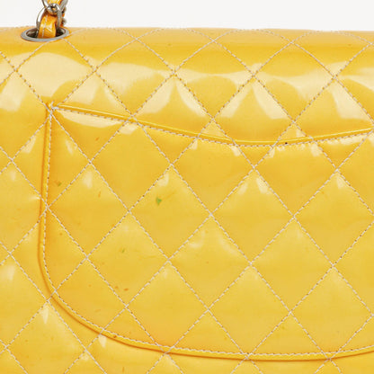 Chanel Mittelgroße Doppelklappe Tasche Gestepptes Lackleder mit silberfarbenen Beschlägen