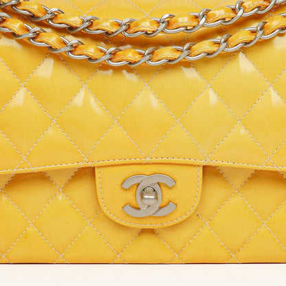 Chanel Mittelgroße Doppelklappe Tasche Gestepptes Lackleder mit silberfarbenen Beschlägen