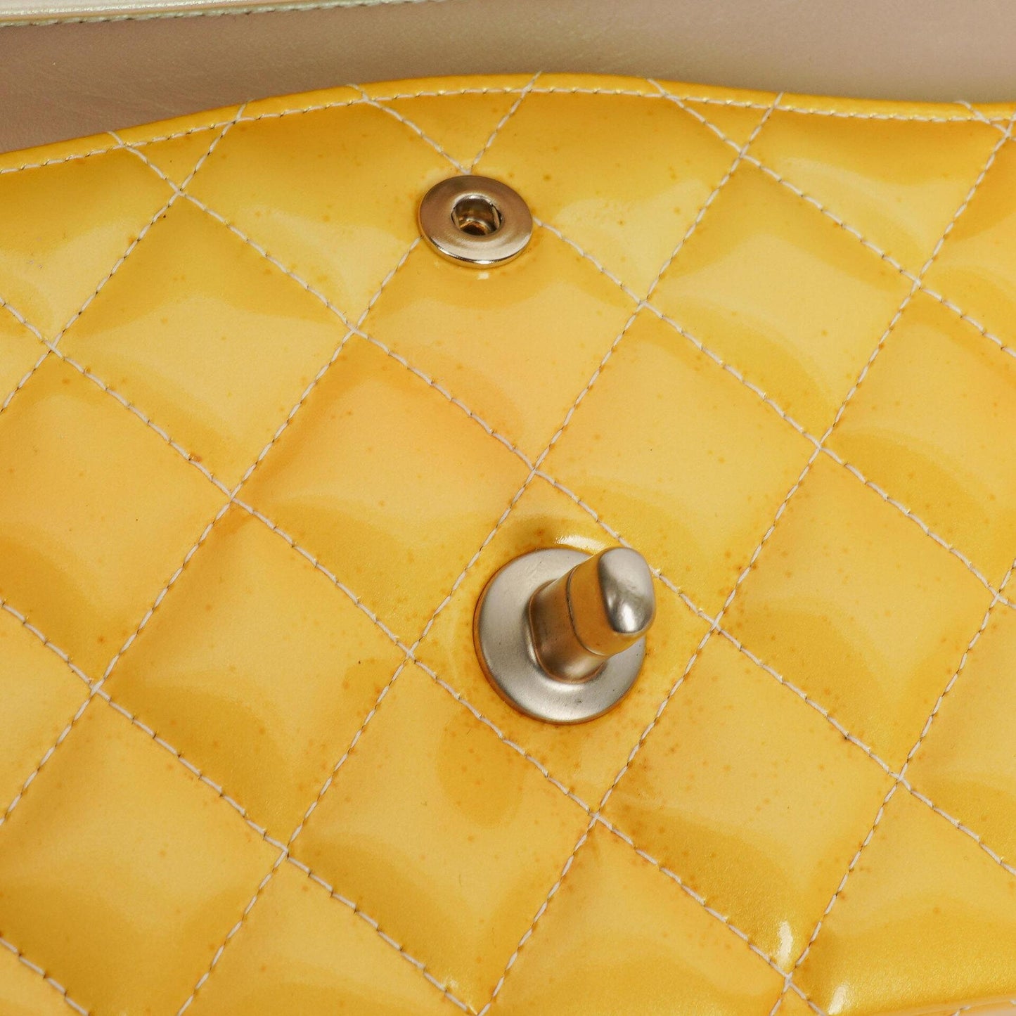 Chanel Mittelgroße Doppelklappe Tasche Gestepptes Lackleder mit silberfarbenen Beschlägen