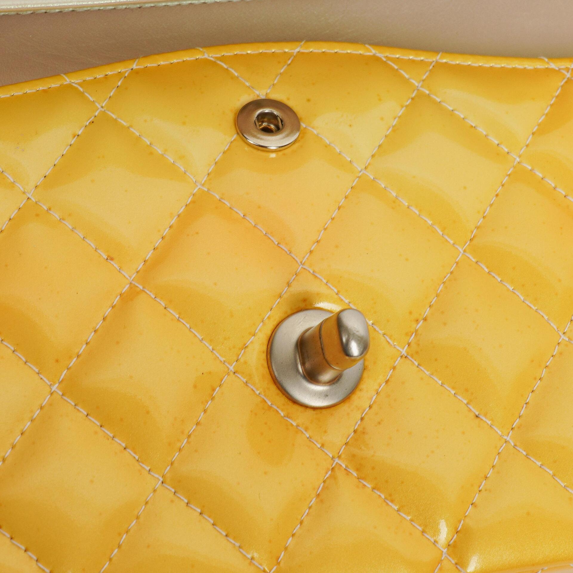 Chanel Mittelgroße Doppelklappe Tasche Gestepptes Lackleder mit silberfarbenen Beschlägen