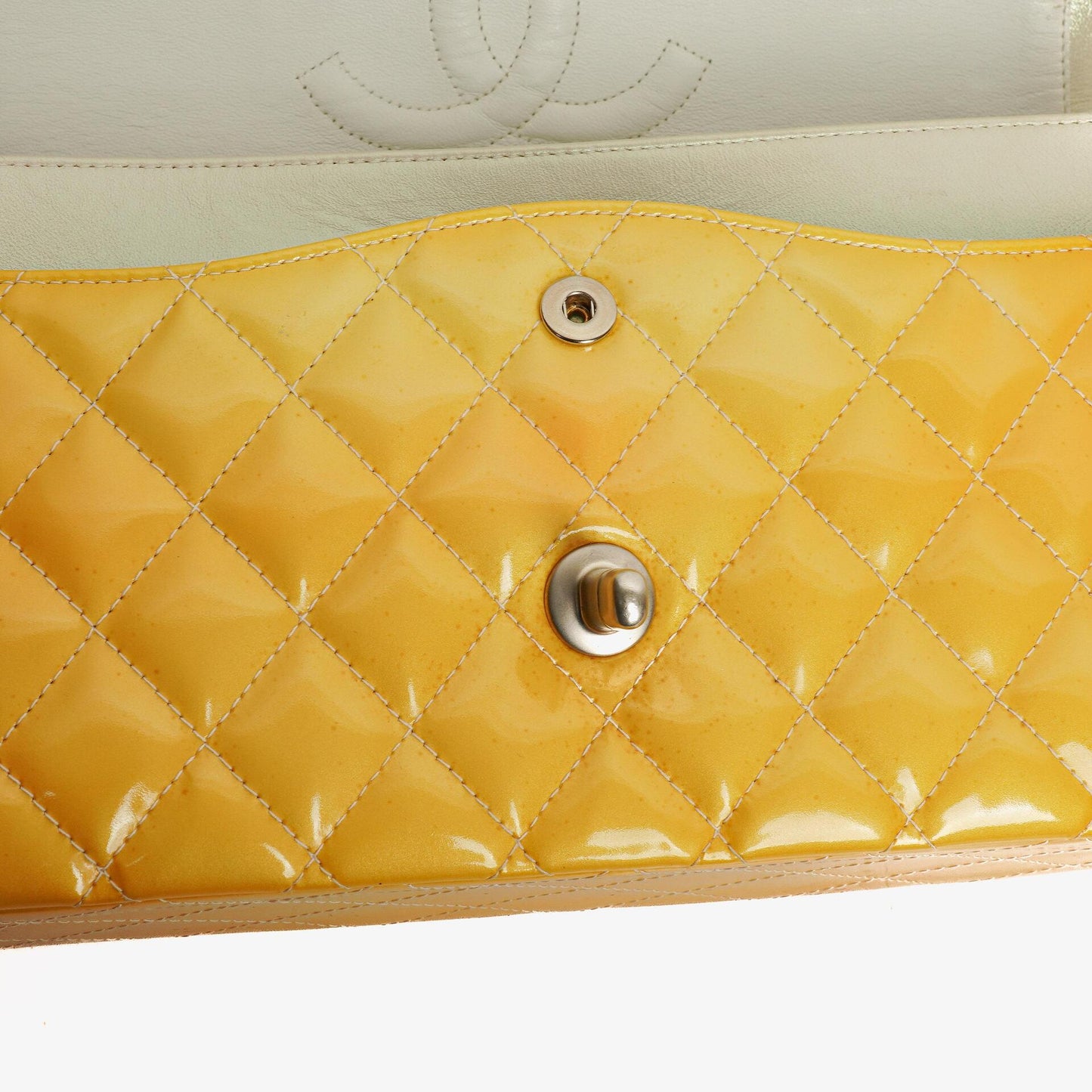 Chanel Mittelgroße Doppelklappe Tasche Gestepptes Lackleder mit silberfarbenen Beschlägen