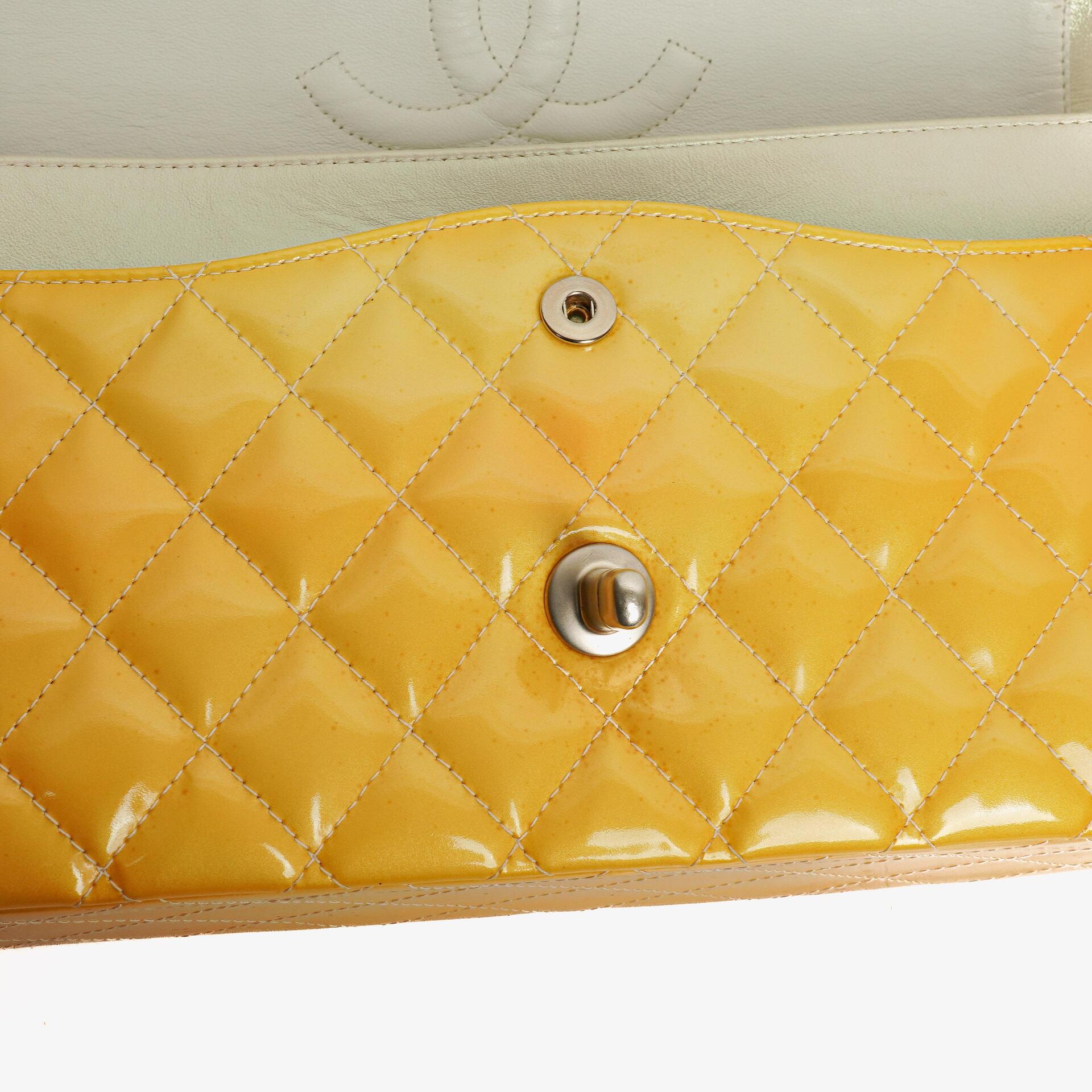 Chanel Mittelgroße Doppelklappe Tasche Gestepptes Lackleder mit silberfarbenen Beschlägen