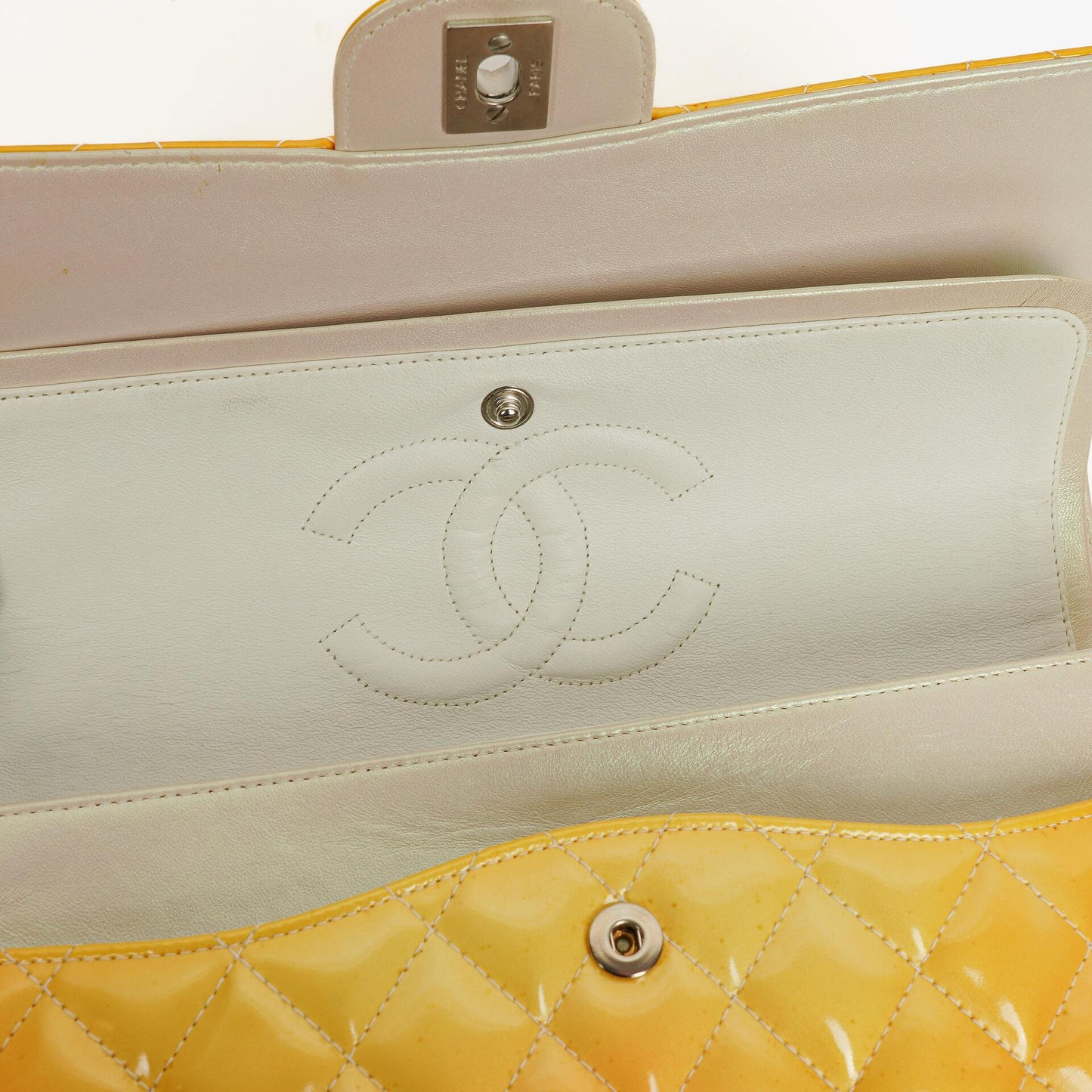 Chanel Mittelgroße Doppelklappe Tasche Gestepptes Lackleder mit silberfarbenen Beschlägen