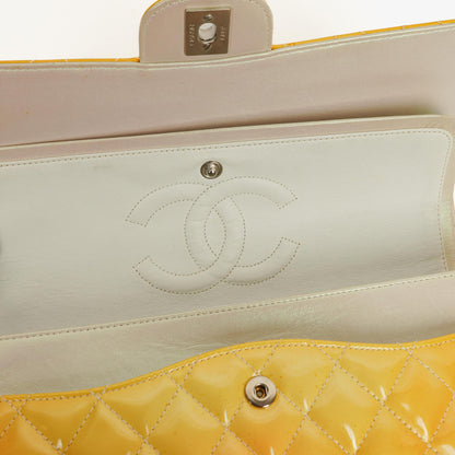Chanel Mittelgroße Doppelklappe Tasche Gestepptes Lackleder mit silberfarbenen Beschlägen