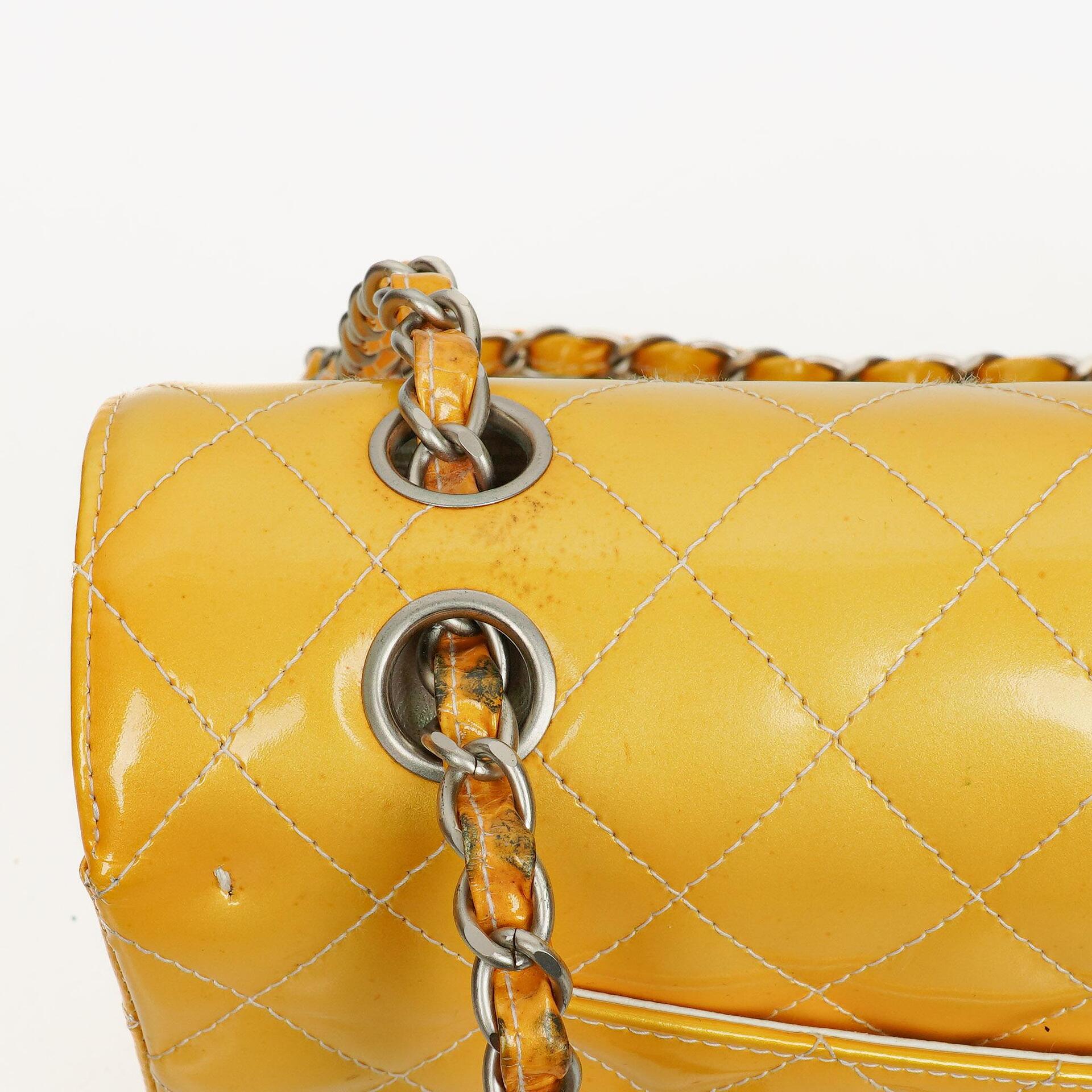Chanel Mittelgroße Doppelklappe Tasche Gestepptes Lackleder mit silberfarbenen Beschlägen