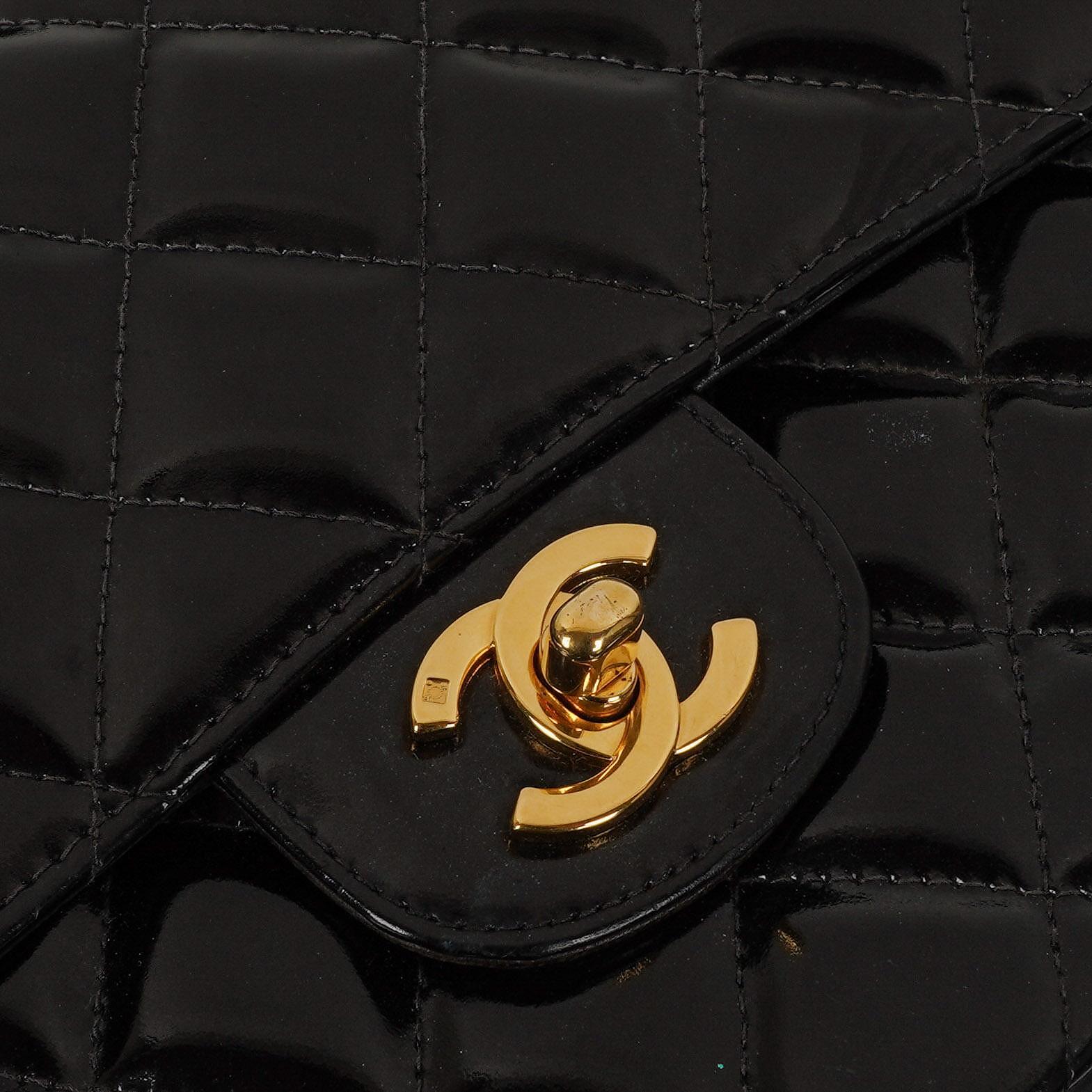 Chanel Mittelgroße Doppelseitige Klappentasche Schwarz Stepp Lackleder 24K Vergoldete Beschläge
