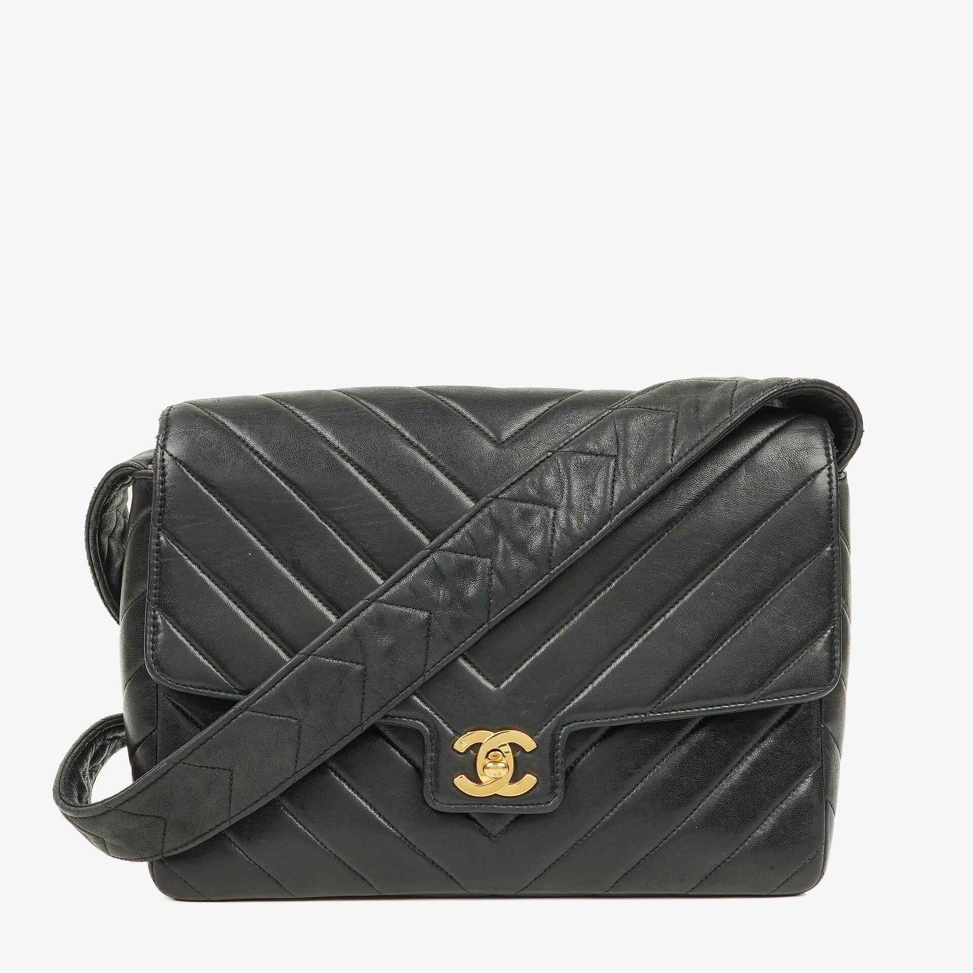 Chanel Medium Flap Tasche aus schwarzem Chevron-Lammleder mit 24K vergoldeten Beschlägen