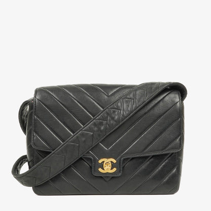 Chanel Medium Flap Tasche aus schwarzem Chevron-Lammleder mit 24K vergoldeten Beschlägen