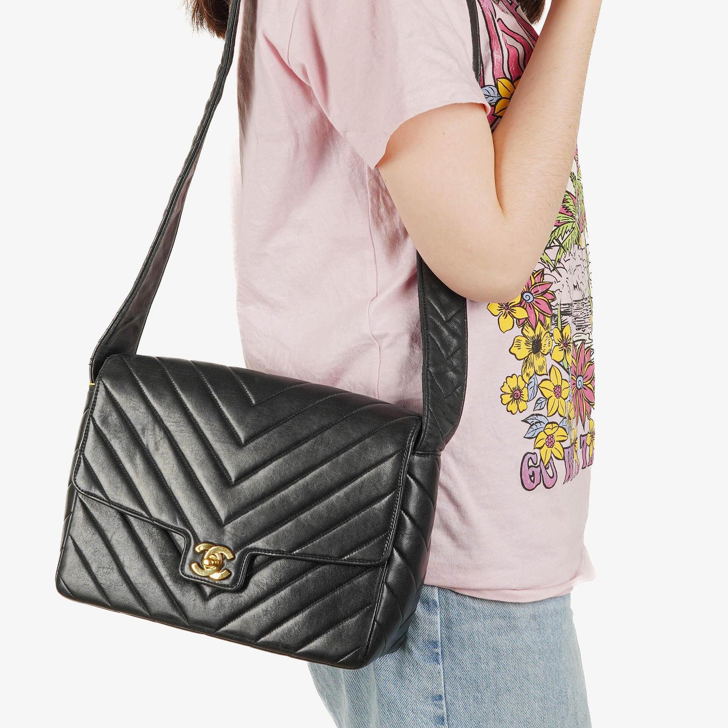 Chanel Medium Flap Tasche aus schwarzem Chevron-Lammleder mit 24K vergoldeten Beschlägen