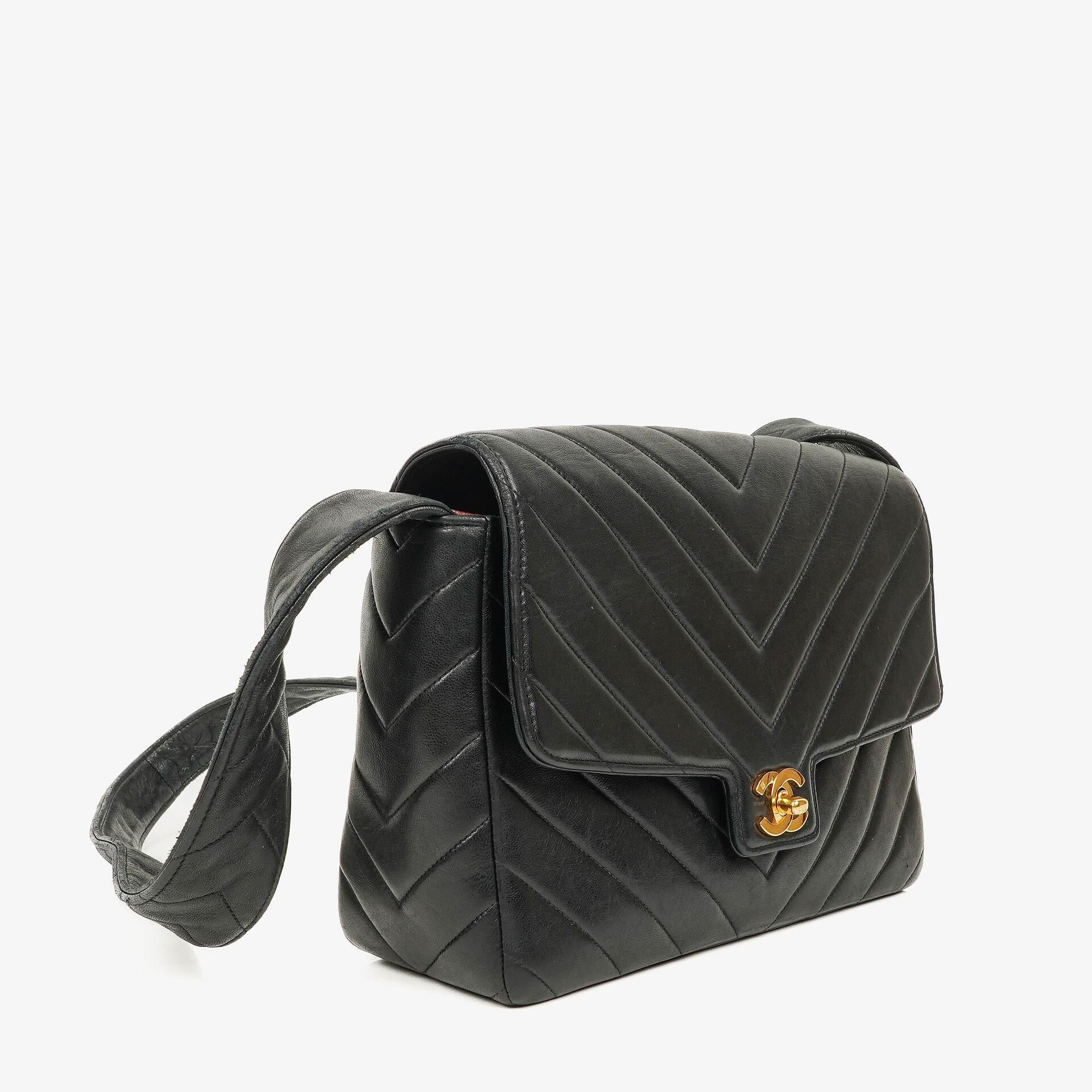 Chanel Medium Flap Tasche aus schwarzem Chevron-Lammleder mit 24K vergoldeten Beschlägen