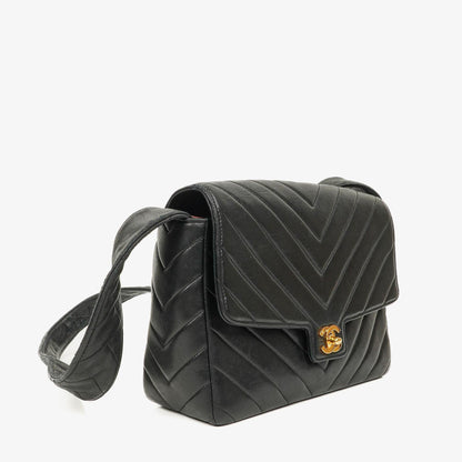Chanel Medium Flap Tasche aus schwarzem Chevron-Lammleder mit 24K vergoldeten Beschlägen
