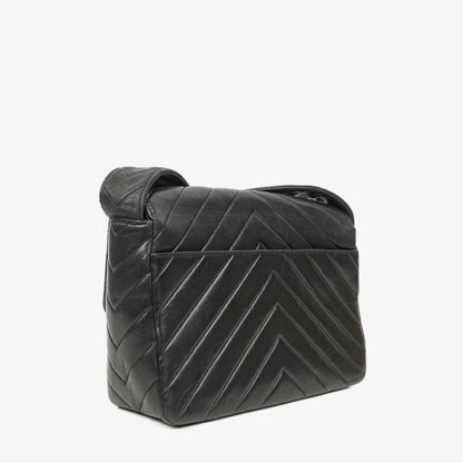 Chanel Medium Flap Tasche aus schwarzem Chevron-Lammleder mit 24K vergoldeten Beschlägen
