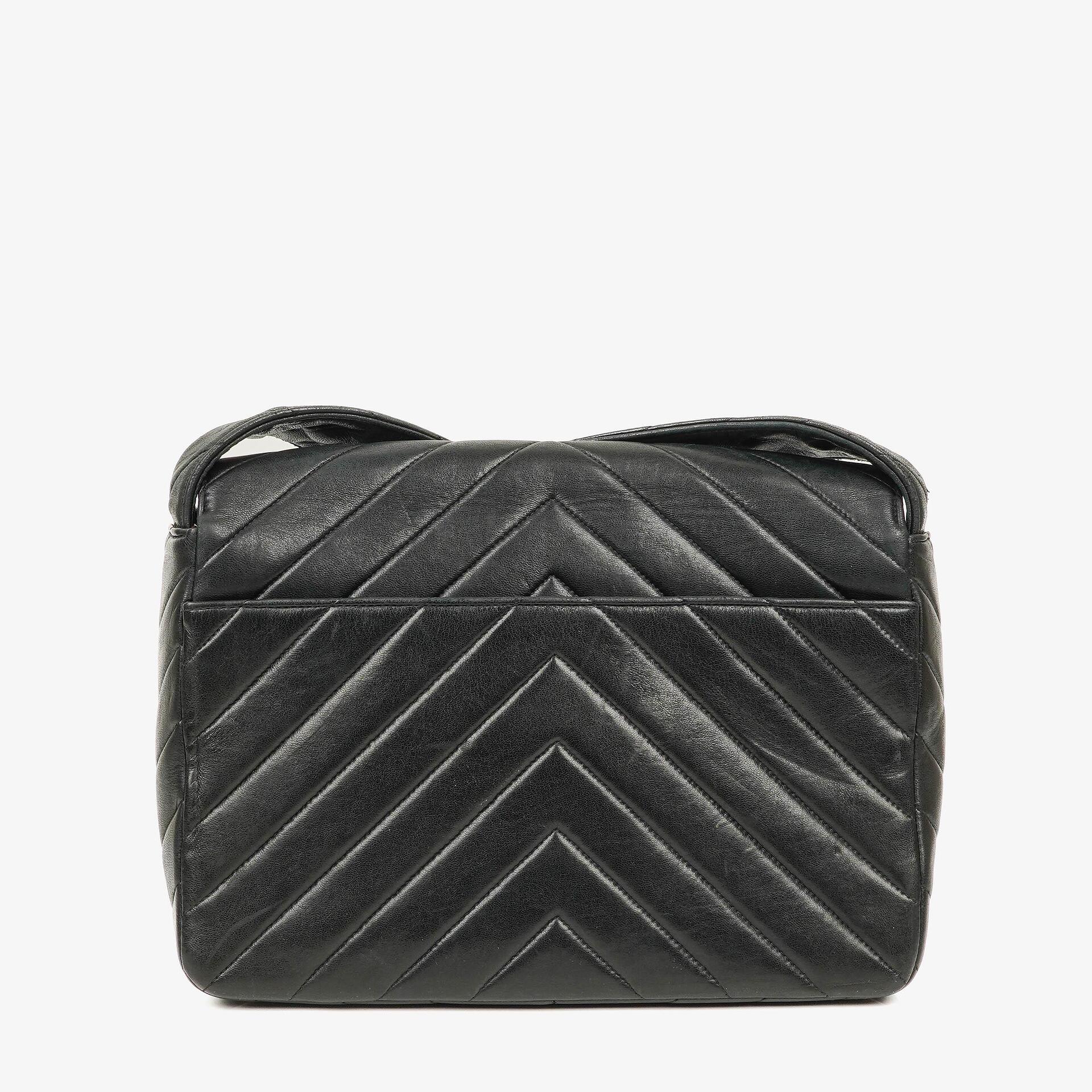 Chanel Medium Flap Tasche aus schwarzem Chevron-Lammleder mit 24K vergoldeten Beschlägen