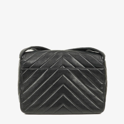 Chanel Medium Flap Tasche aus schwarzem Chevron-Lammleder mit 24K vergoldeten Beschlägen