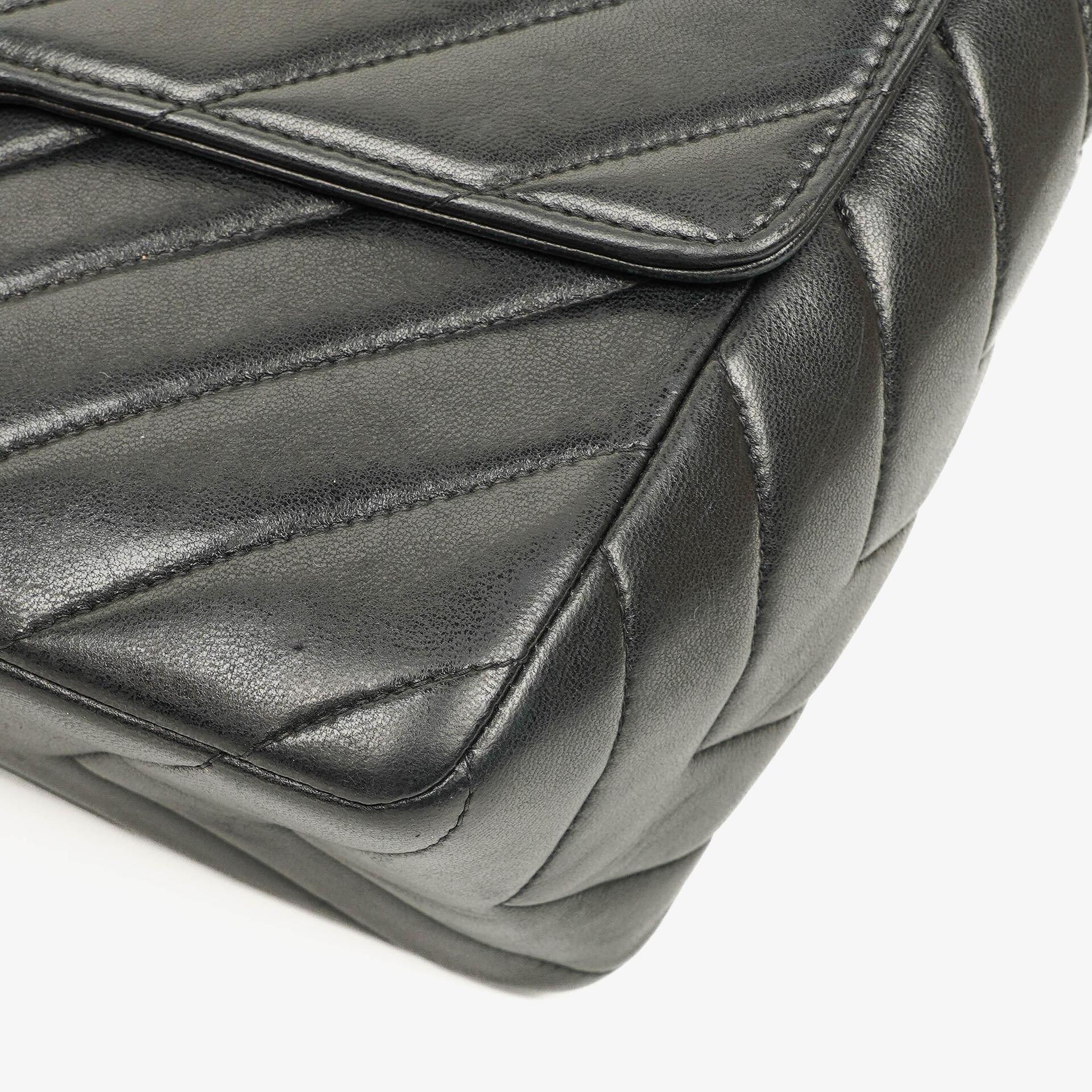 Chanel Medium Flap Tasche aus schwarzem Chevron-Lammleder mit 24K vergoldeten Beschlägen