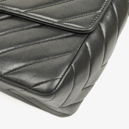 Chanel Medium Flap Tasche aus schwarzem Chevron-Lammleder mit 24K vergoldeten Beschlägen