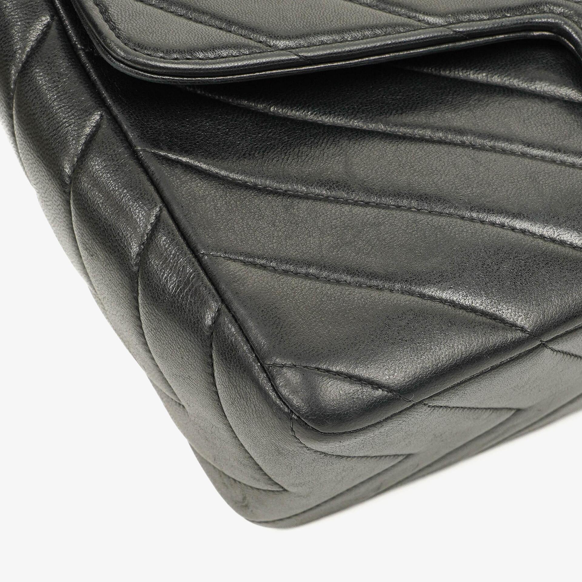 Chanel Medium Flap Tasche aus schwarzem Chevron-Lammleder mit 24K vergoldeten Beschlägen