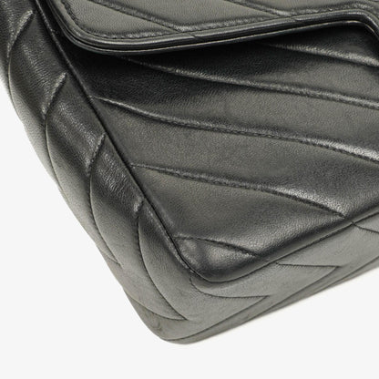Chanel Medium Flap Tasche aus schwarzem Chevron-Lammleder mit 24K vergoldeten Beschlägen