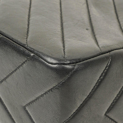 Chanel Medium Flap Tasche aus schwarzem Chevron-Lammleder mit 24K vergoldeten Beschlägen