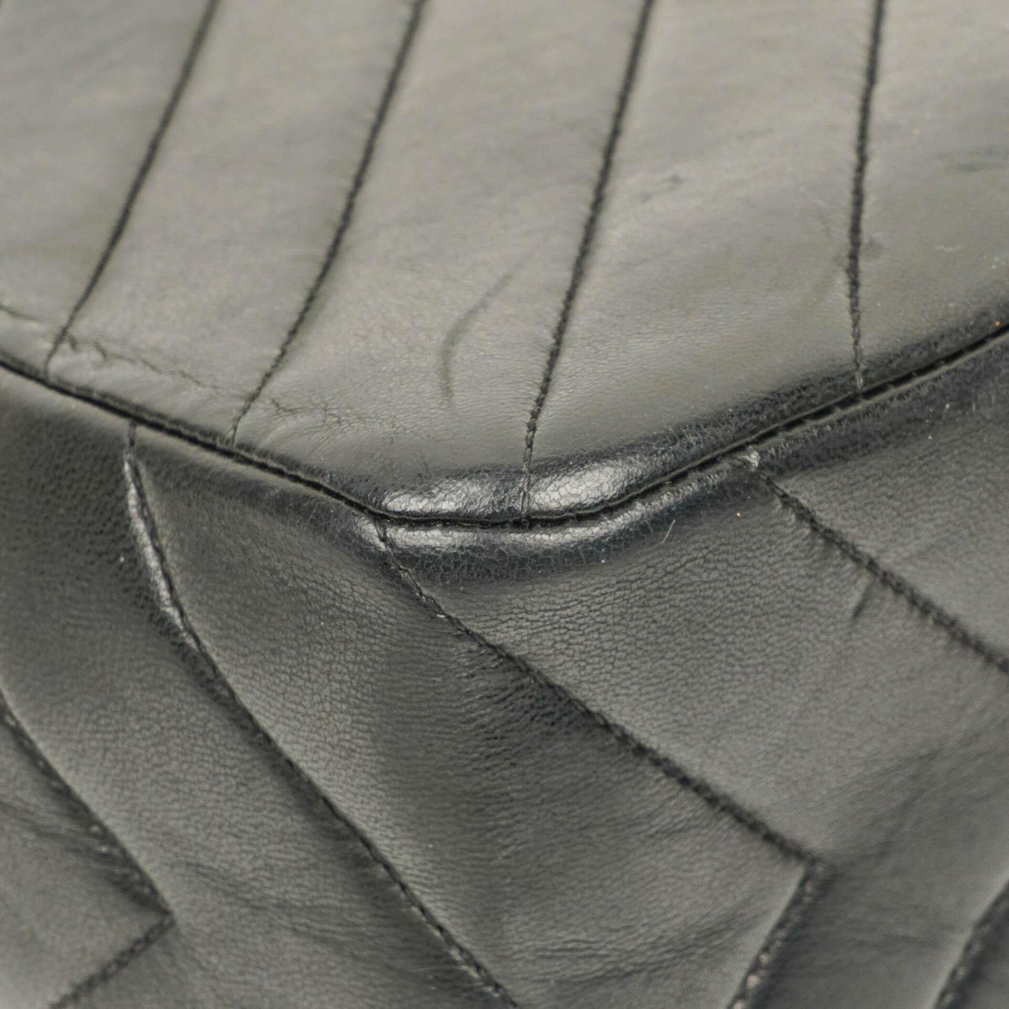 Chanel Medium Flap Tasche aus schwarzem Chevron-Lammleder mit 24K vergoldeten Beschlägen