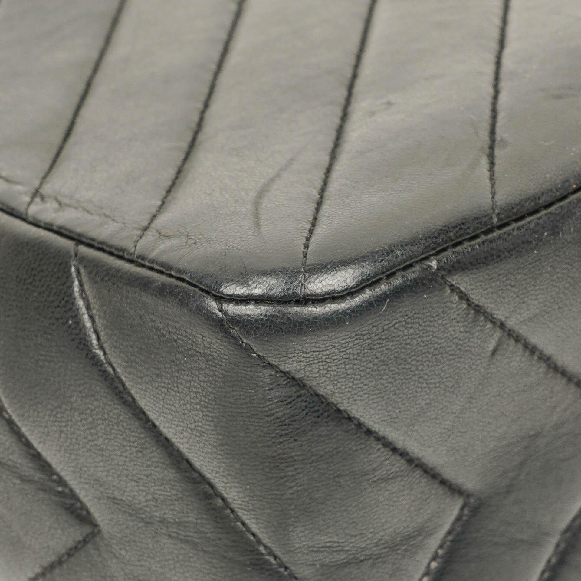 Chanel Medium Flap Tasche aus schwarzem Chevron-Lammleder mit 24K vergoldeten Beschlägen