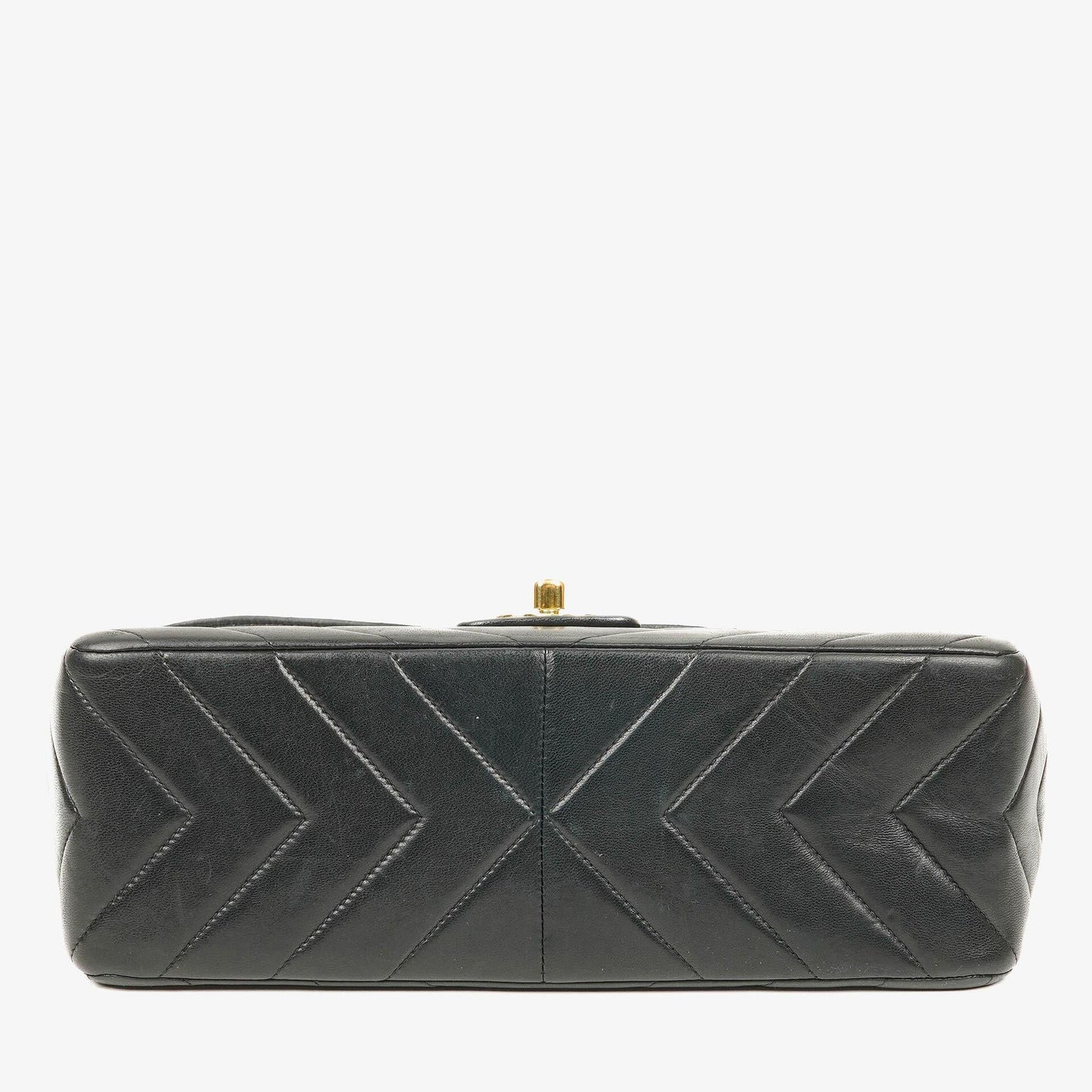 Chanel Medium Flap Tasche aus schwarzem Chevron-Lammleder mit 24K vergoldeten Beschlägen