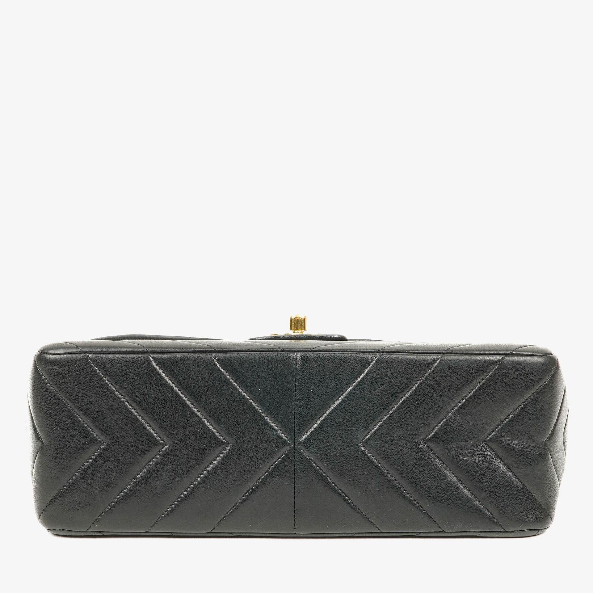 Chanel Medium Flap Tasche aus schwarzem Chevron-Lammleder mit 24K vergoldeten Beschlägen