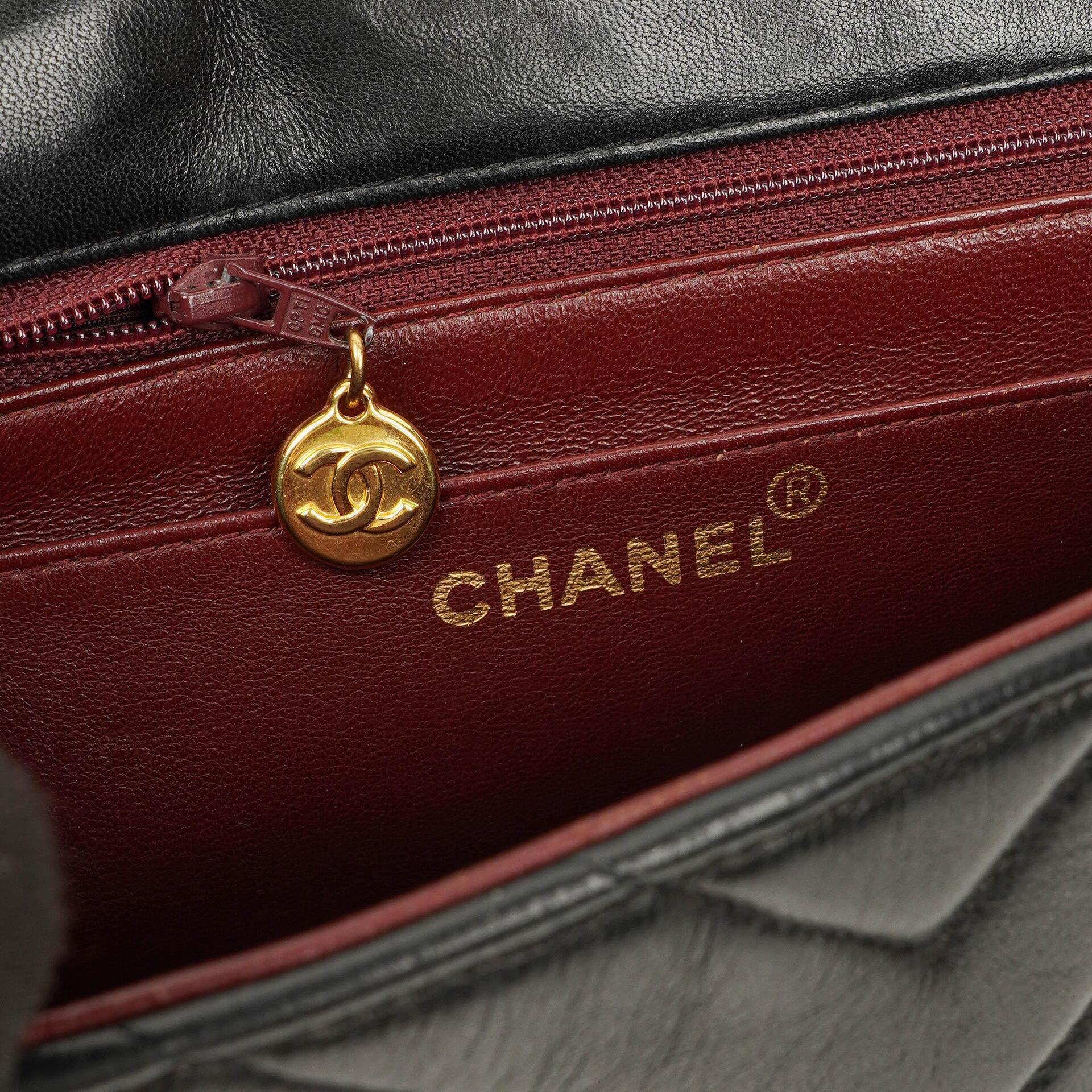 Chanel Medium Flap Tasche aus schwarzem Chevron-Lammleder mit 24K vergoldeten Beschlägen