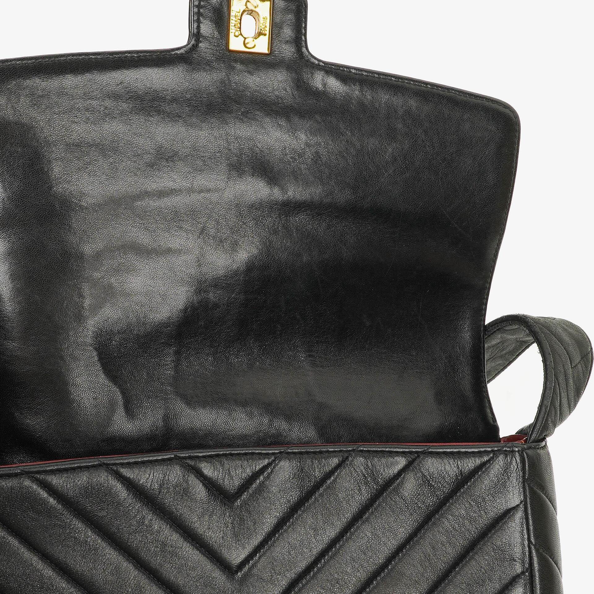 Chanel Medium Flap Tasche aus schwarzem Chevron-Lammleder mit 24K vergoldeten Beschlägen