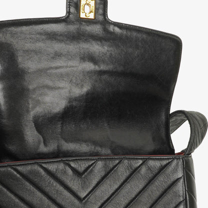 Chanel Medium Flap Tasche aus schwarzem Chevron-Lammleder mit 24K vergoldeten Beschlägen