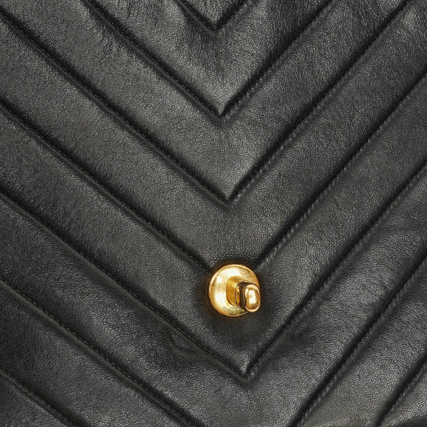 Chanel Medium Flap Tasche aus schwarzem Chevron-Lammleder mit 24K vergoldeten Beschlägen