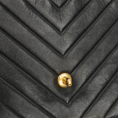 Chanel Medium Flap Tasche aus schwarzem Chevron-Lammleder mit 24K vergoldeten Beschlägen