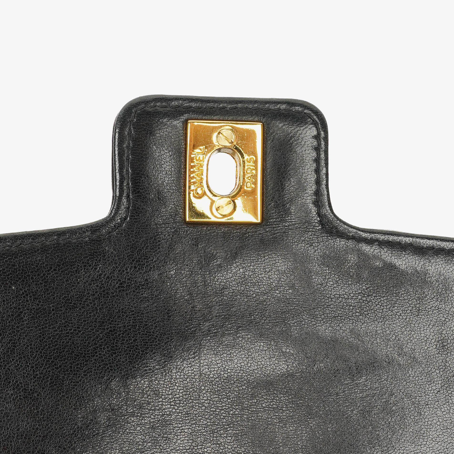 Chanel Medium Flap Tasche aus schwarzem Chevron-Lammleder mit 24K vergoldeten Beschlägen