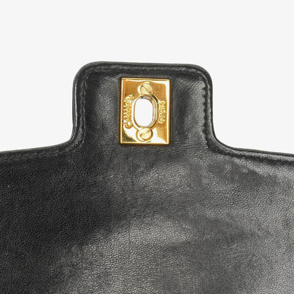 Chanel Medium Flap Tasche aus schwarzem Chevron-Lammleder mit 24K vergoldeten Beschlägen