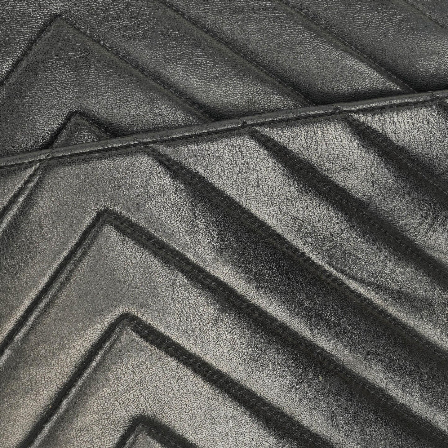 Chanel Medium Flap Tasche aus schwarzem Chevron-Lammleder mit 24K vergoldeten Beschlägen