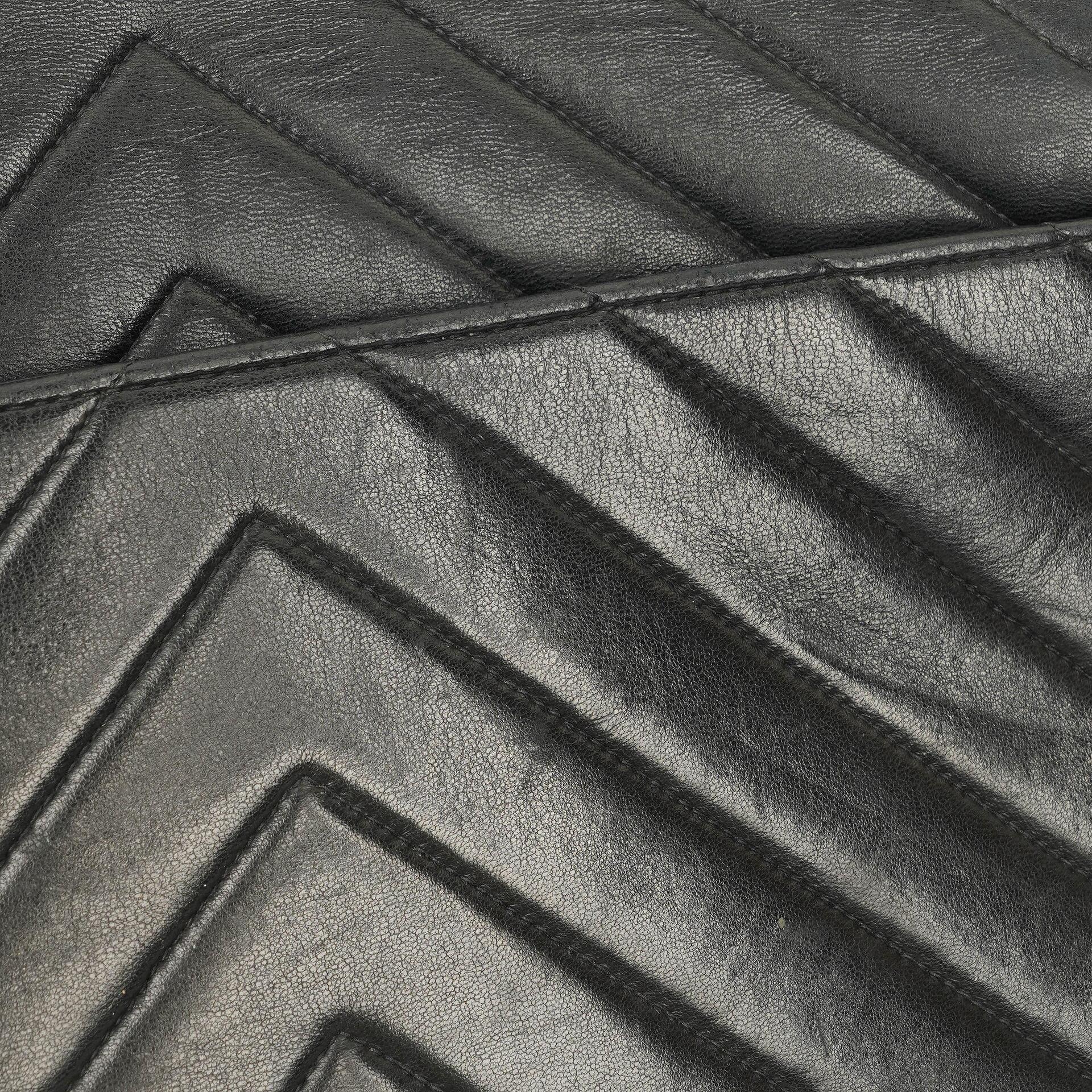 Chanel Medium Flap Tasche aus schwarzem Chevron-Lammleder mit 24K vergoldeten Beschlägen