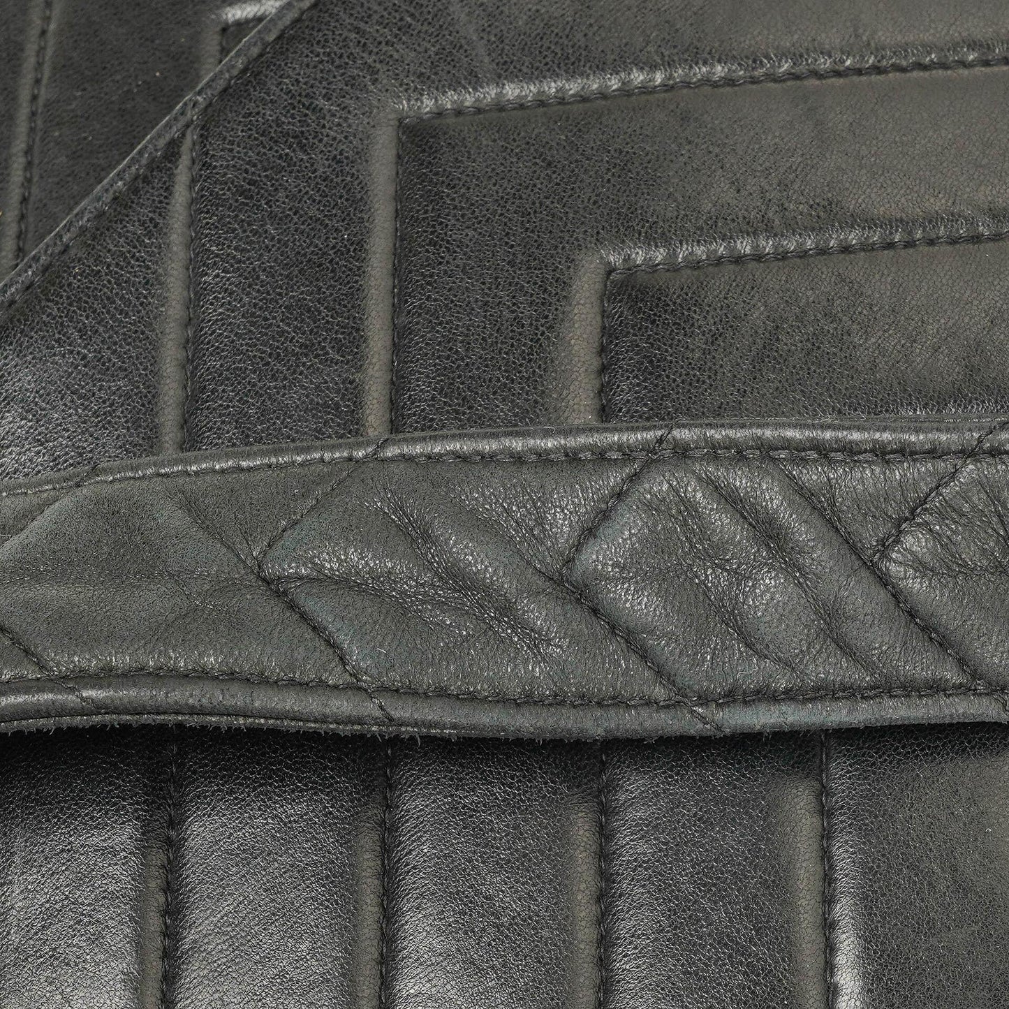 Chanel Medium Flap Tasche aus schwarzem Chevron-Lammleder mit 24K vergoldeten Beschlägen