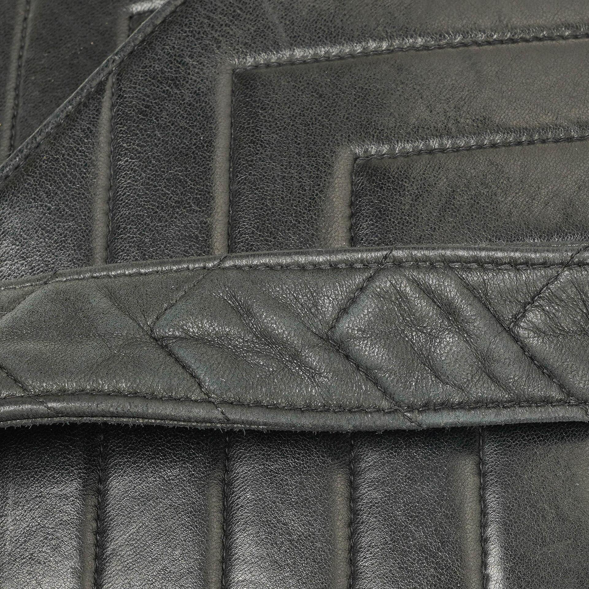 Chanel Medium Flap Tasche aus schwarzem Chevron-Lammleder mit 24K vergoldeten Beschlägen