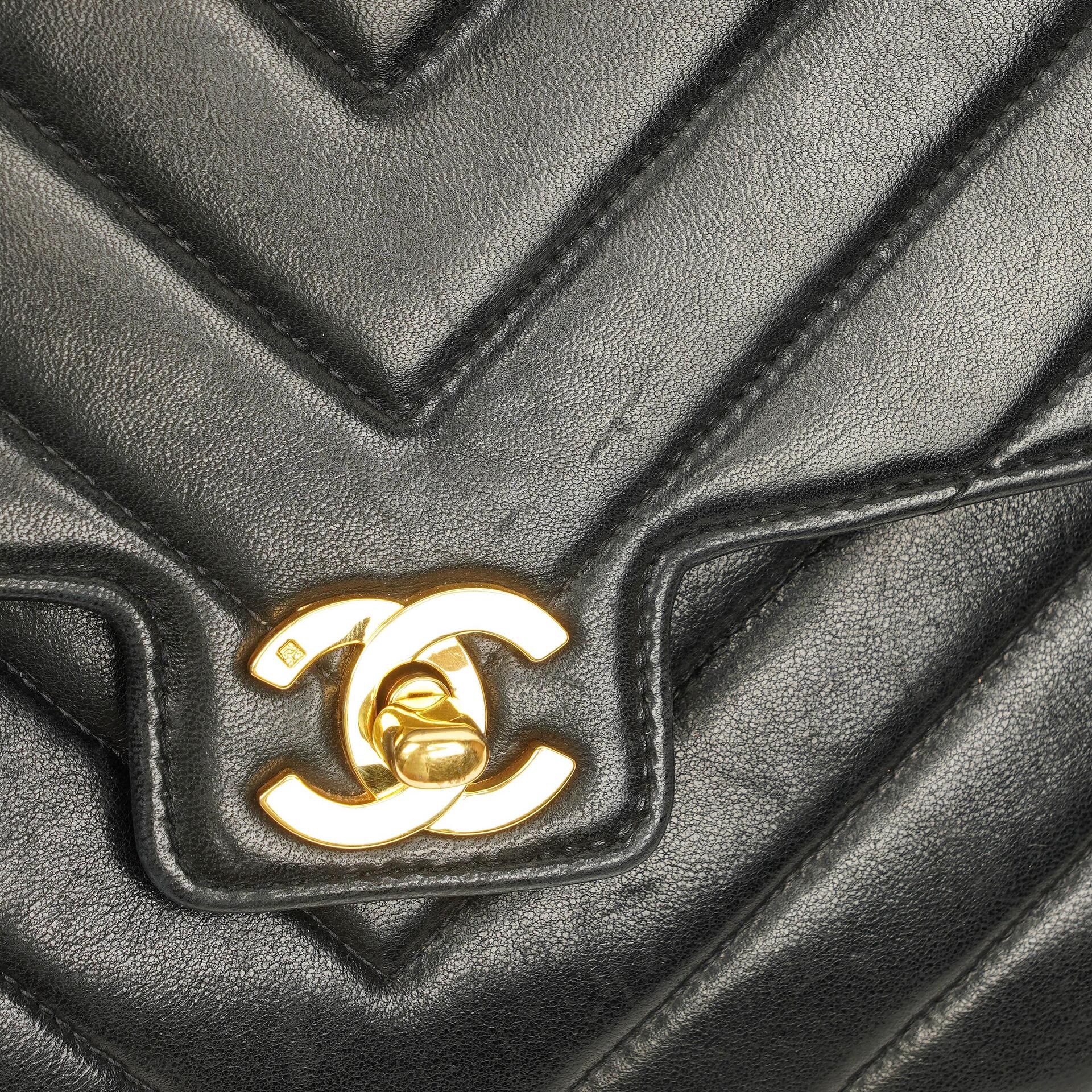 Chanel Medium Flap Tasche aus schwarzem Chevron-Lammleder mit 24K vergoldeten Beschlägen